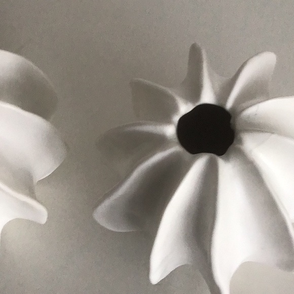 In great condition 2 White Sea Star vases . - Picture 4 of 7